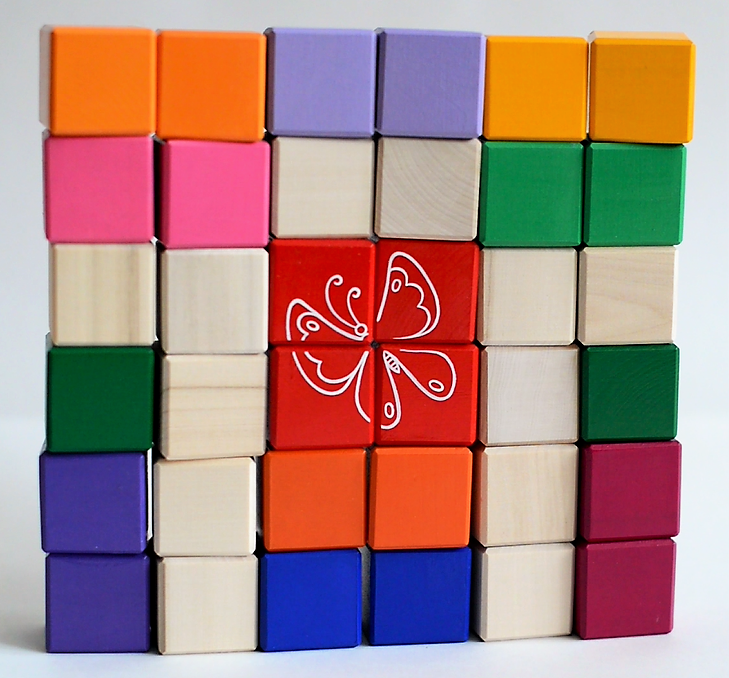 Алиса включи кубики. Кубики цветные. Модульный набор разноцветные кубики. Ряд цветных кубиков деревянных. Башня для кубиков.