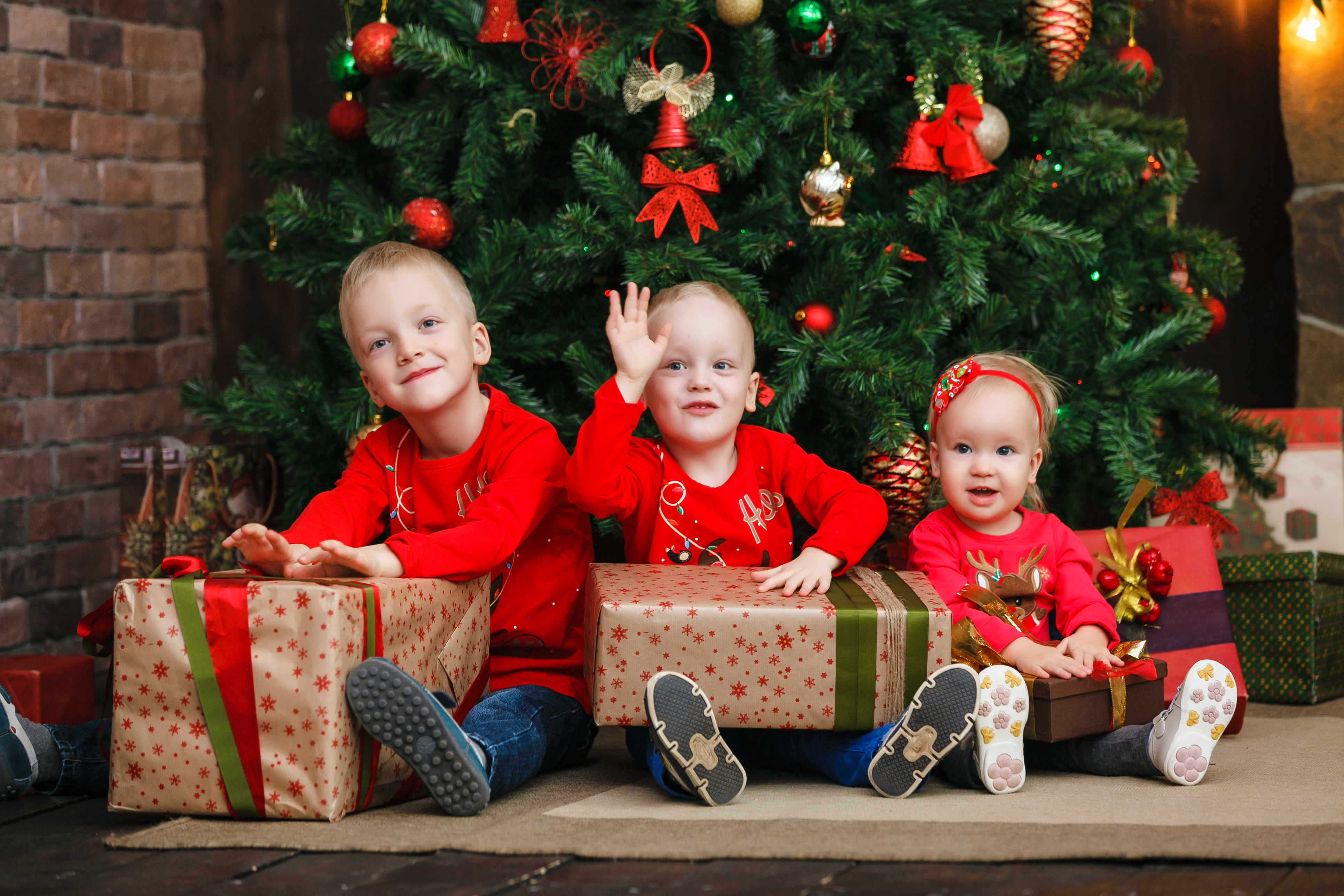 2017 год детей. Подарки под ёлкой. Дети под елкой с подарками. Новый год дети елка. Подарки детям на новый год под елку.