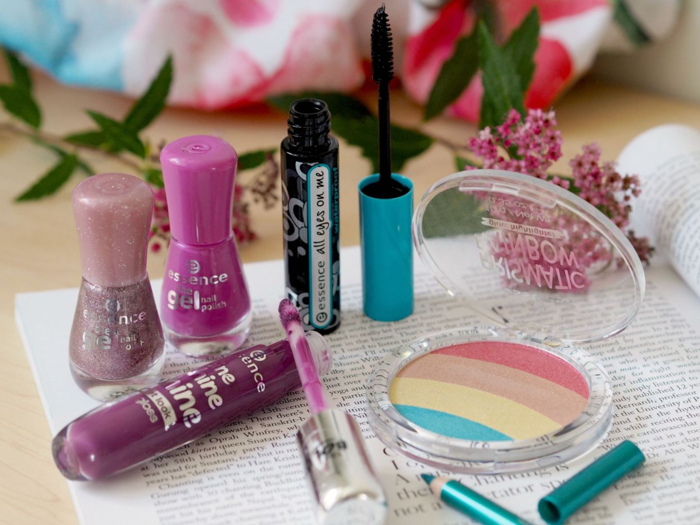 Мерцающий спрей для лица и тела. Есенсемейкап косметика. Косметика от essence. Гель для бровей essence make me brow. Косметика эсенсес.