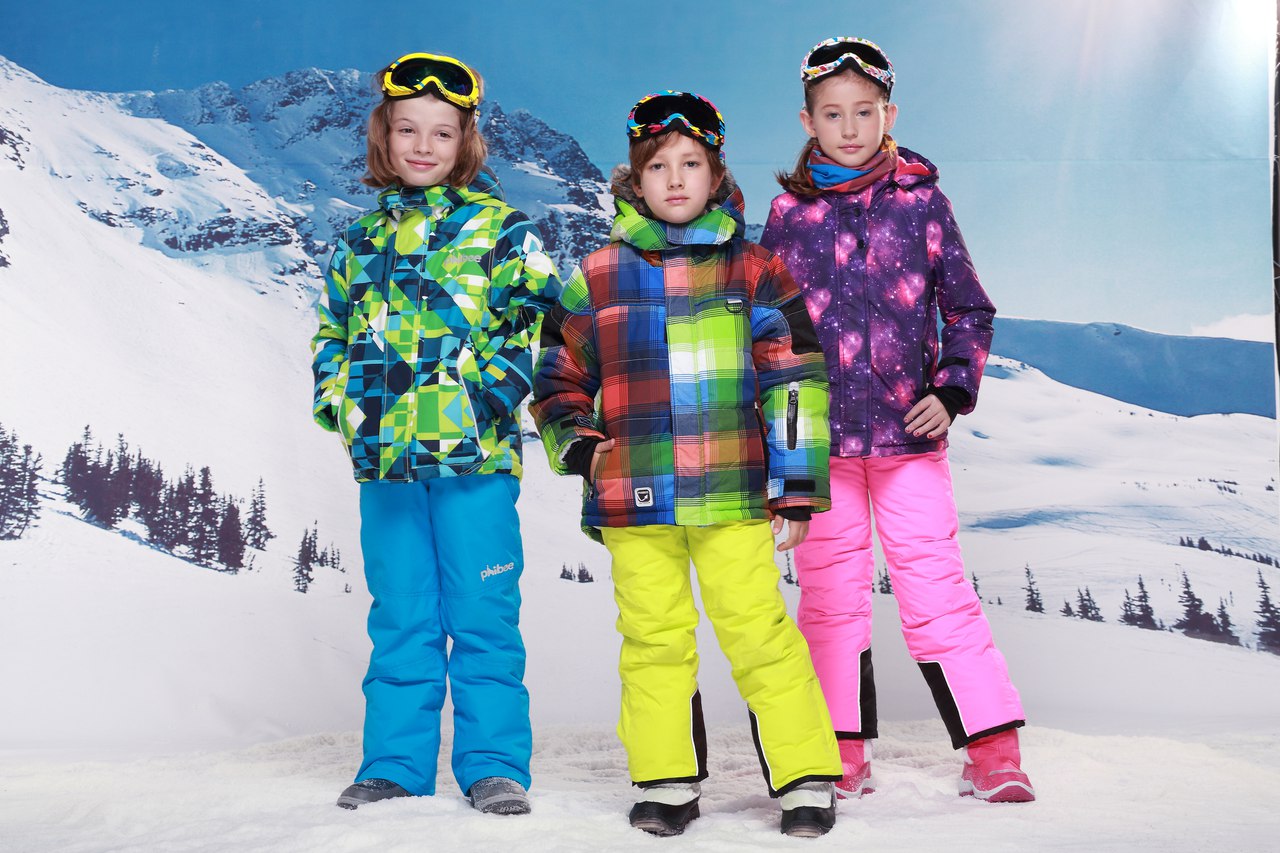 Ski одежда. Одежда для катания на горных лыжах. Человек в горнолыжном костюме. Горнолыжные костюмы для всей семьи. Горнолыжная одежда реклама.