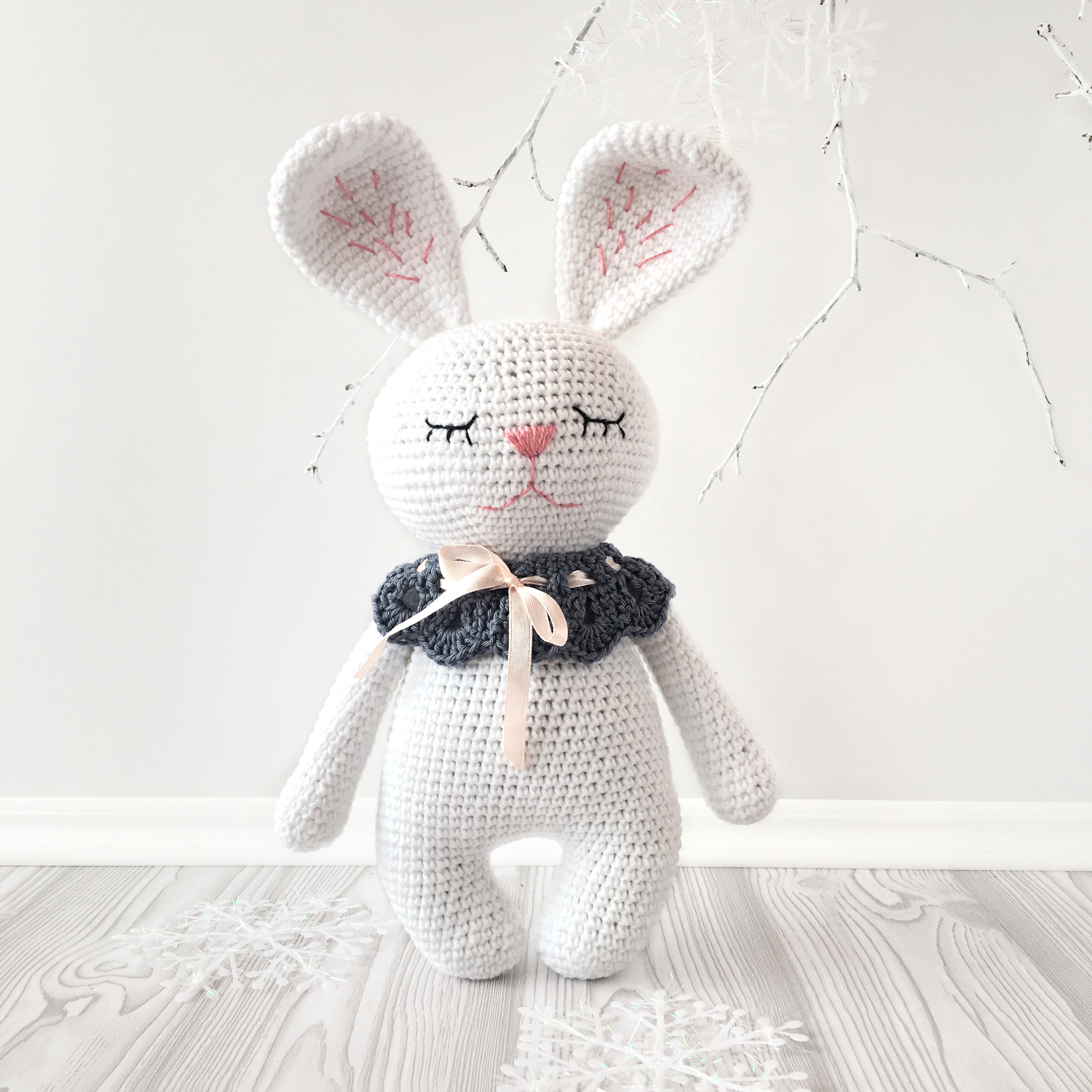 Вязаные игрушки. Зайчик кролик амигуруми. Мордочка вязаного зайца. Вязаный зайка. Вязаный заяц мордочка.