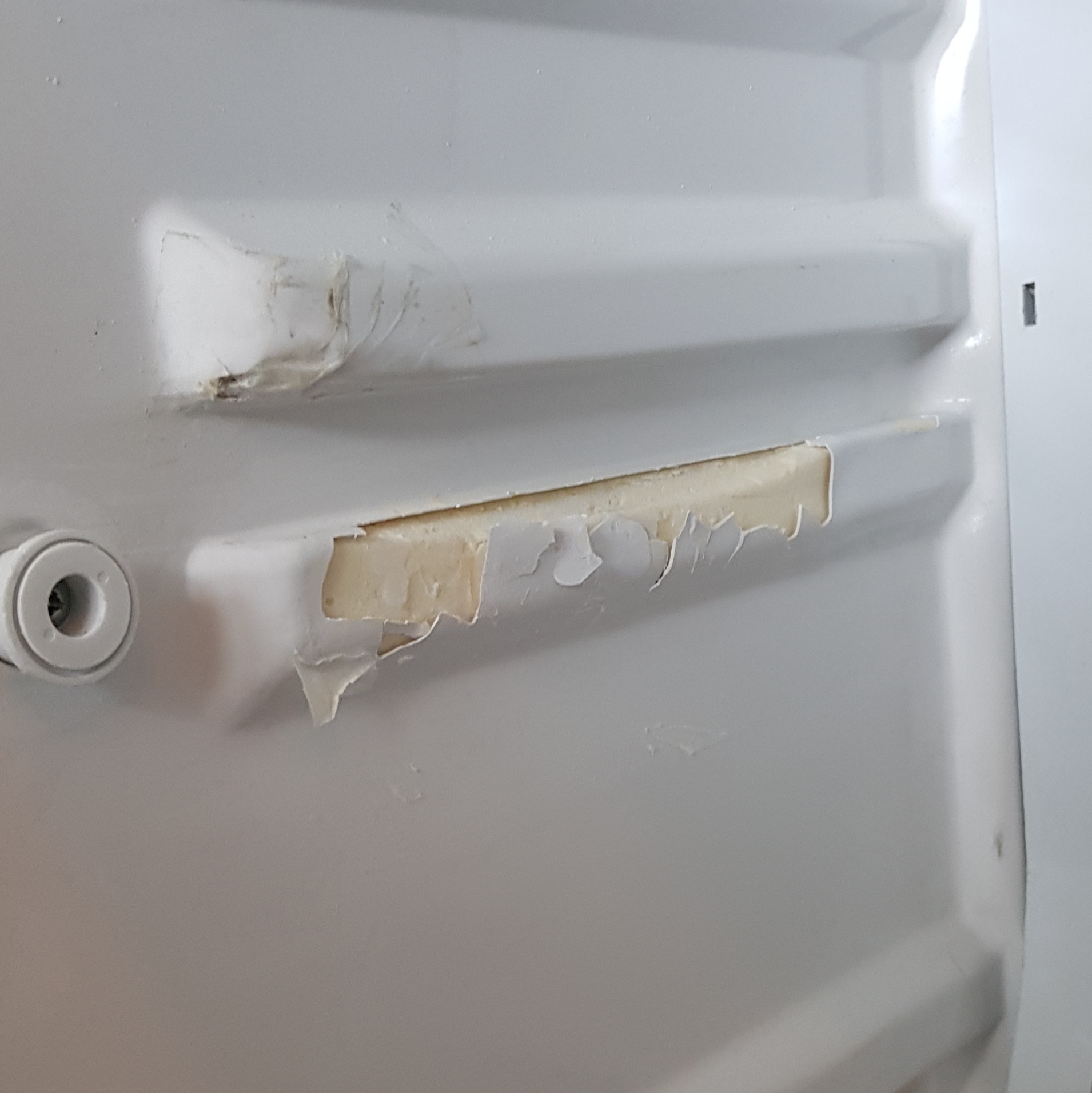Трещины холодильнике внутри. Холодильник самсунг протерлись стенки морозильной камеры. Пластиковый держатель полки в морозильной камере холодильника LG. Внутренний пластик холодильника. Пластиковые обшивки на холодильник.