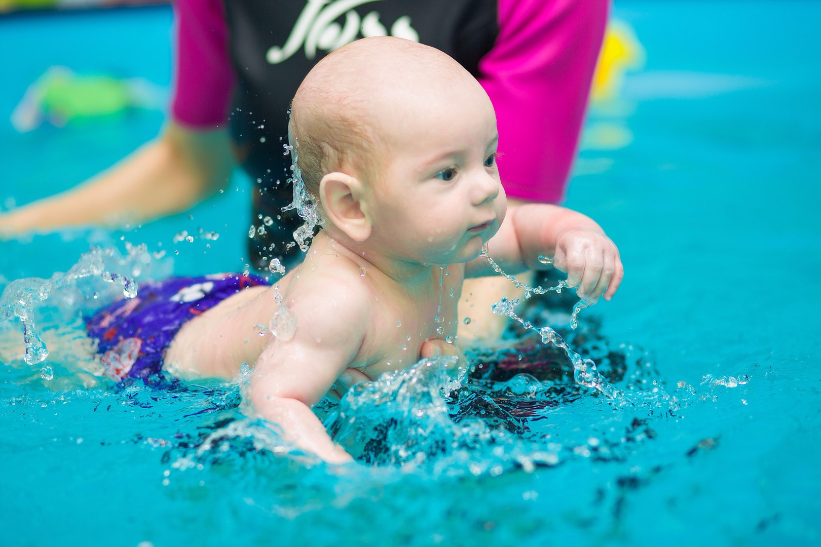 Упражнения для бассейна для детей. Грудничковое плавание. Дети в бассейне. Плавание для грудничков. Бассейн для грудничкового плавания.