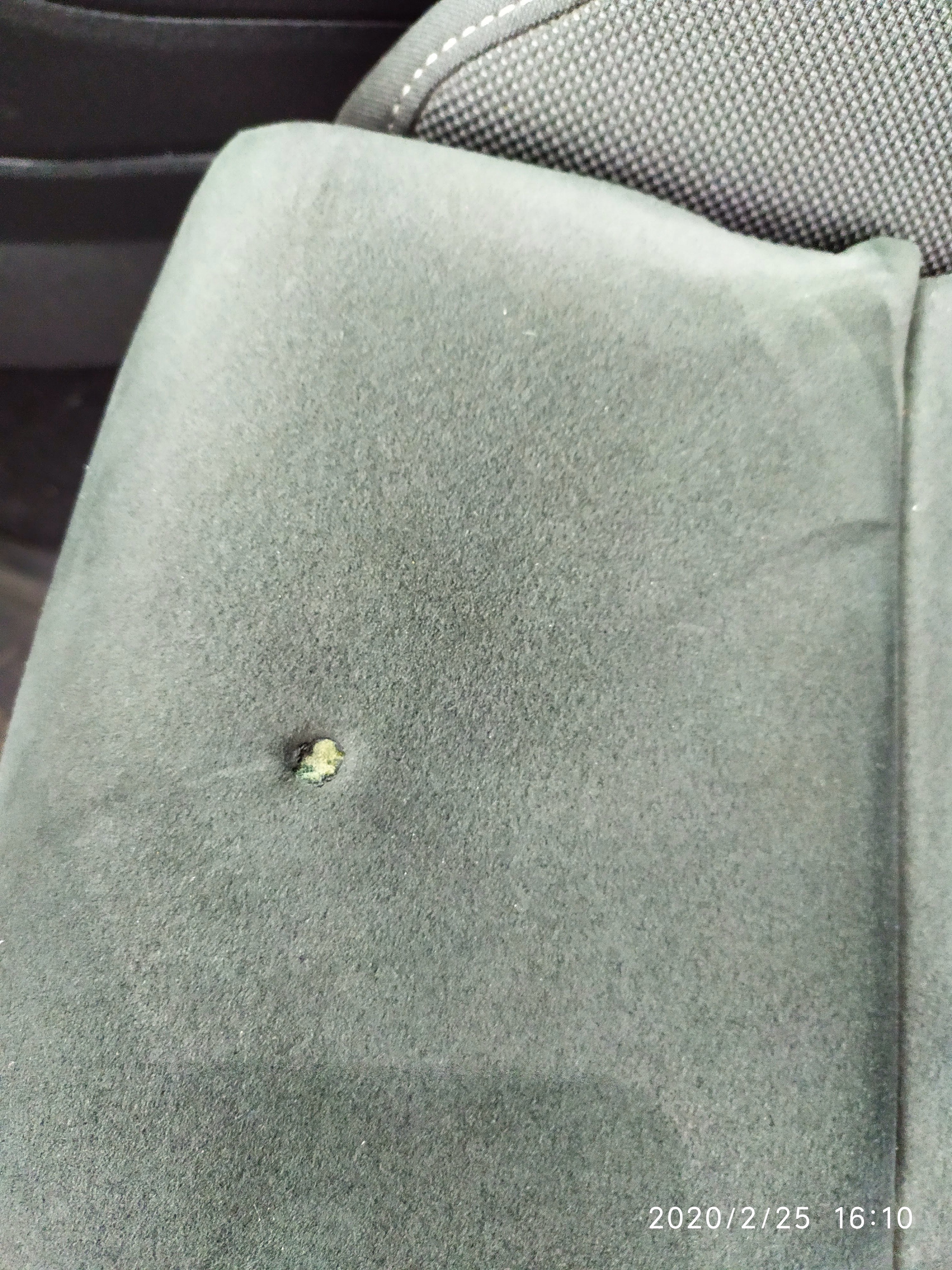 Прожег сиденье сигаретой. Прожог на сиденье автомобиля. Прожег сиденье сигаретой. Сидение машины прожгли. Прожженное сиденье автомобиля.