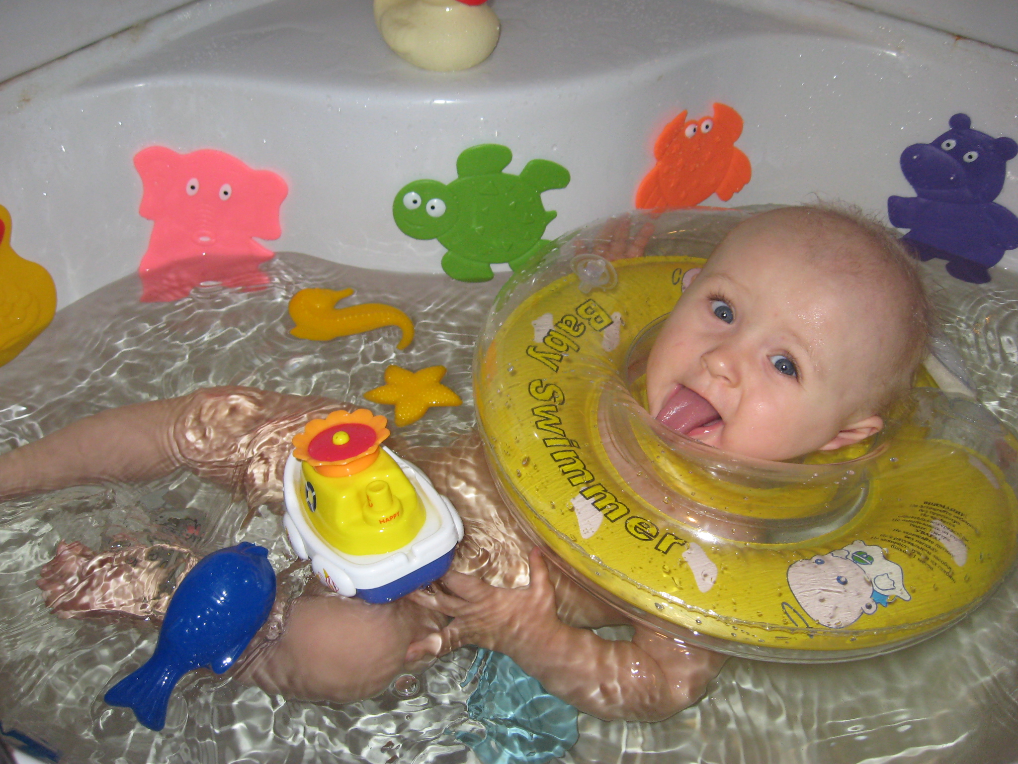 Купаться 3 месяц. Игрушки для купания малышей. Игрушки в ванную для больших детей. Для плавания малыша в ванной. Плавание грудничков в ванне.