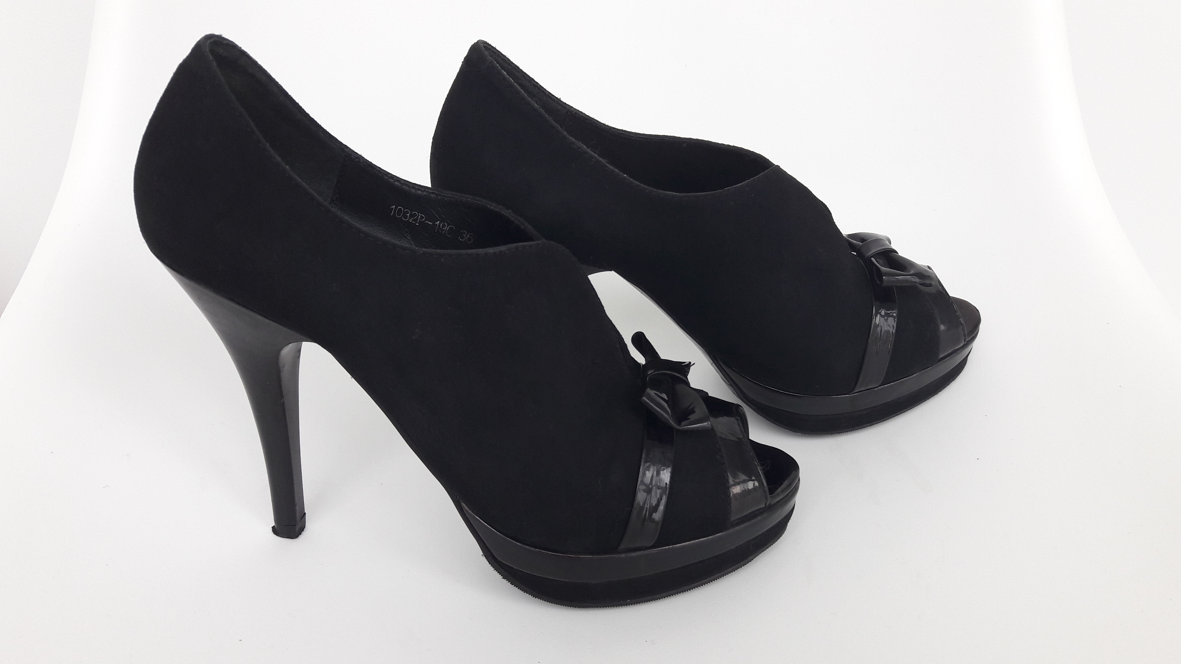 Найдены туфли. Ботинок лежит. Ботинки титаник. Потерянная обувь. Рваные туфли женские.