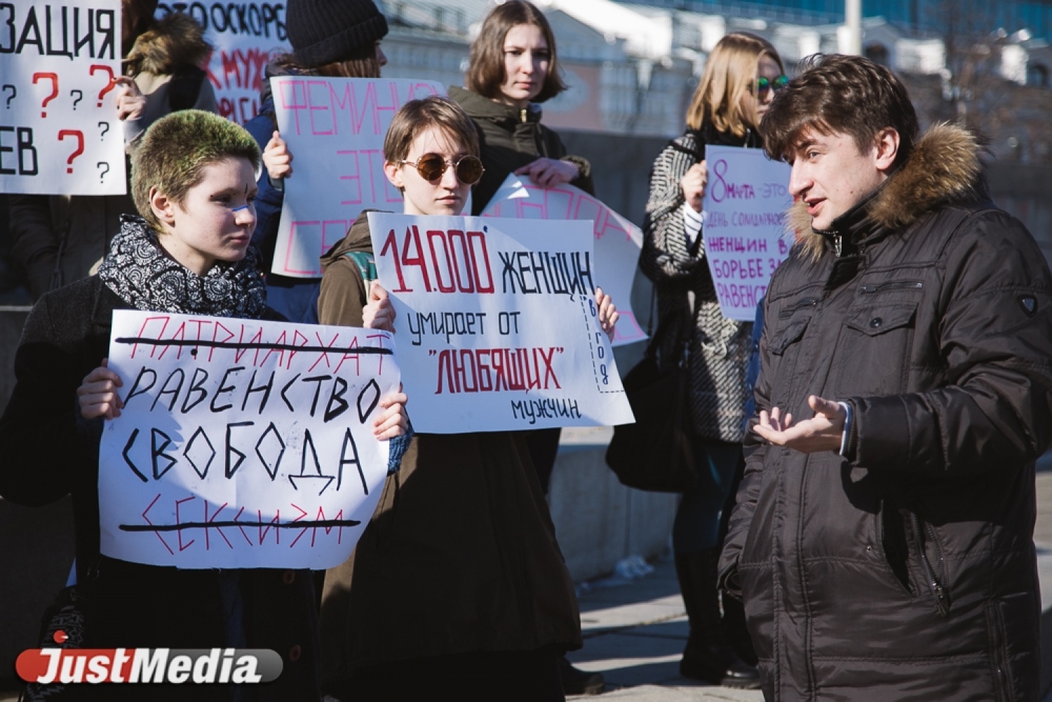 Парень заехал в митинг феминисток