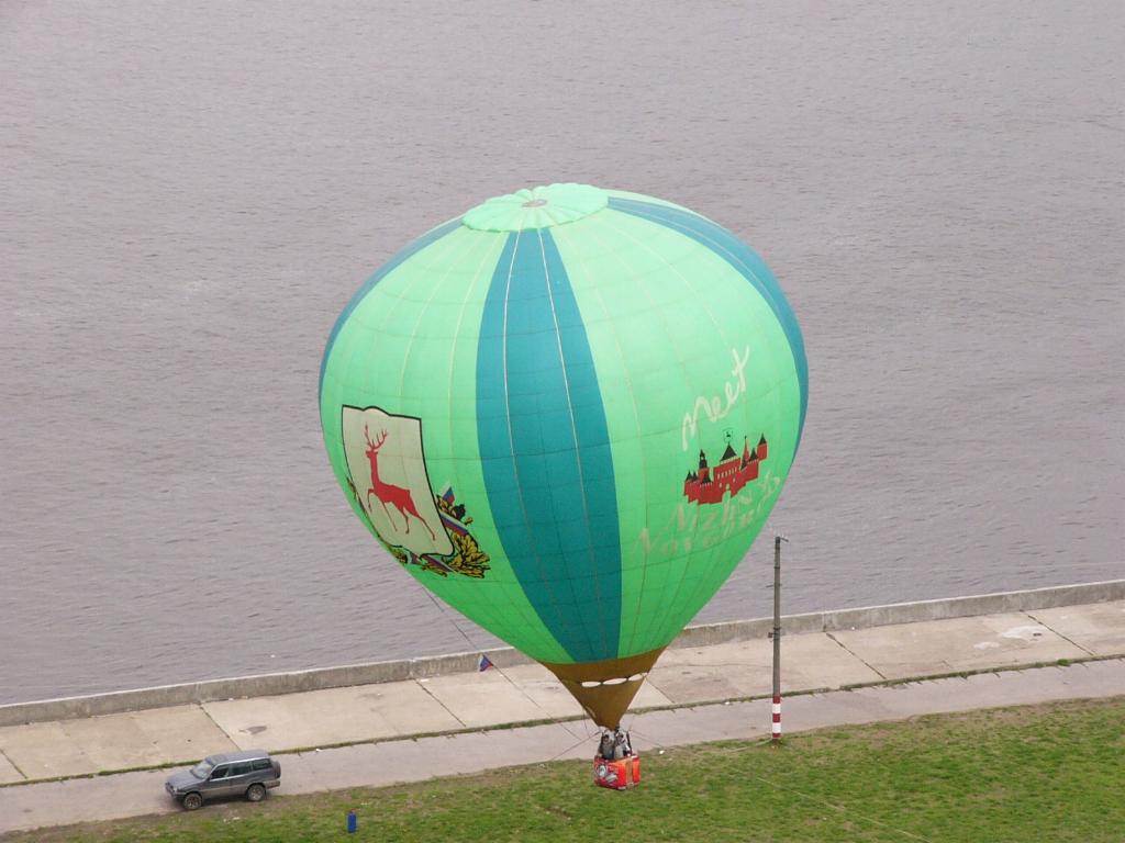 Ускорение свободного падения на высоте h. Масса шара. Высота спутника над поверхностью земли. Поднимите шар над поверхностью. Тело брошено вниз с начальной скоростью.