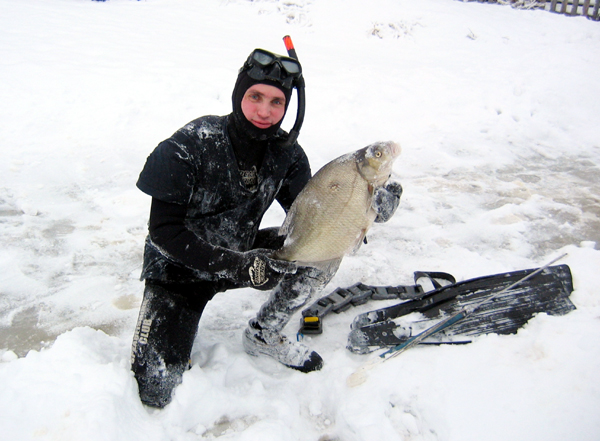 Подводная охота в казани зимой видео. Подводная рыбалка зимой. Зимнее подводное видео. Зимой на ямах подводная охота. Зимнее подводное видео.