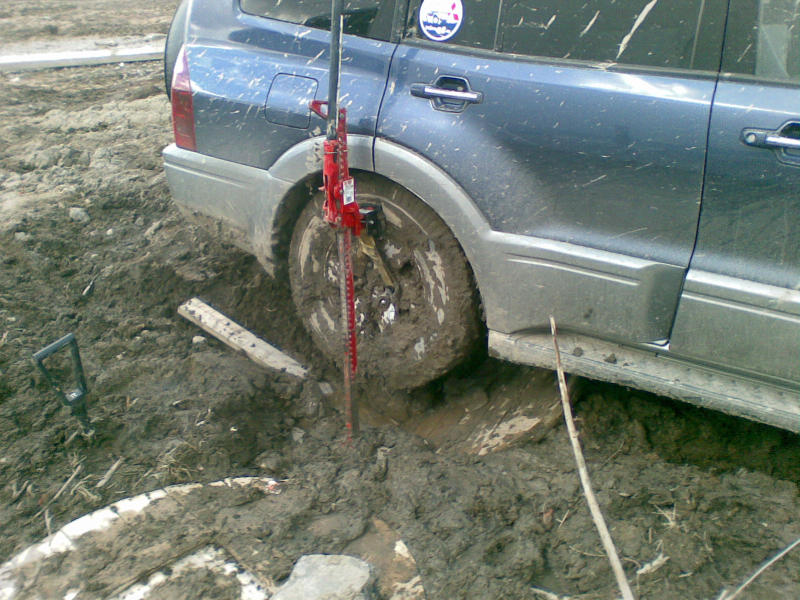 вытянуть машину из грязи.