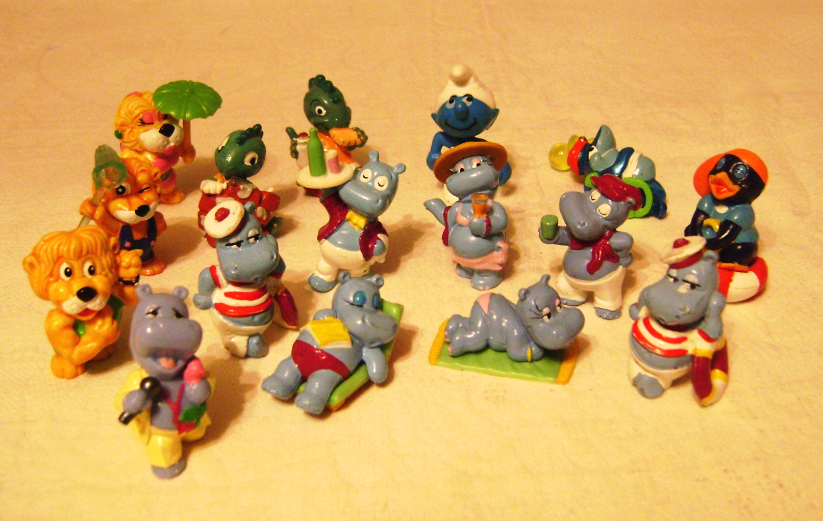 Игрушки из киндера 90 х. Игрушки из киндеров. Игрушки из Киндер сюрприза 90-х. Коллекция игрушек из Киндер сюрприза. Коллекция игрушек из киндеров 90.
