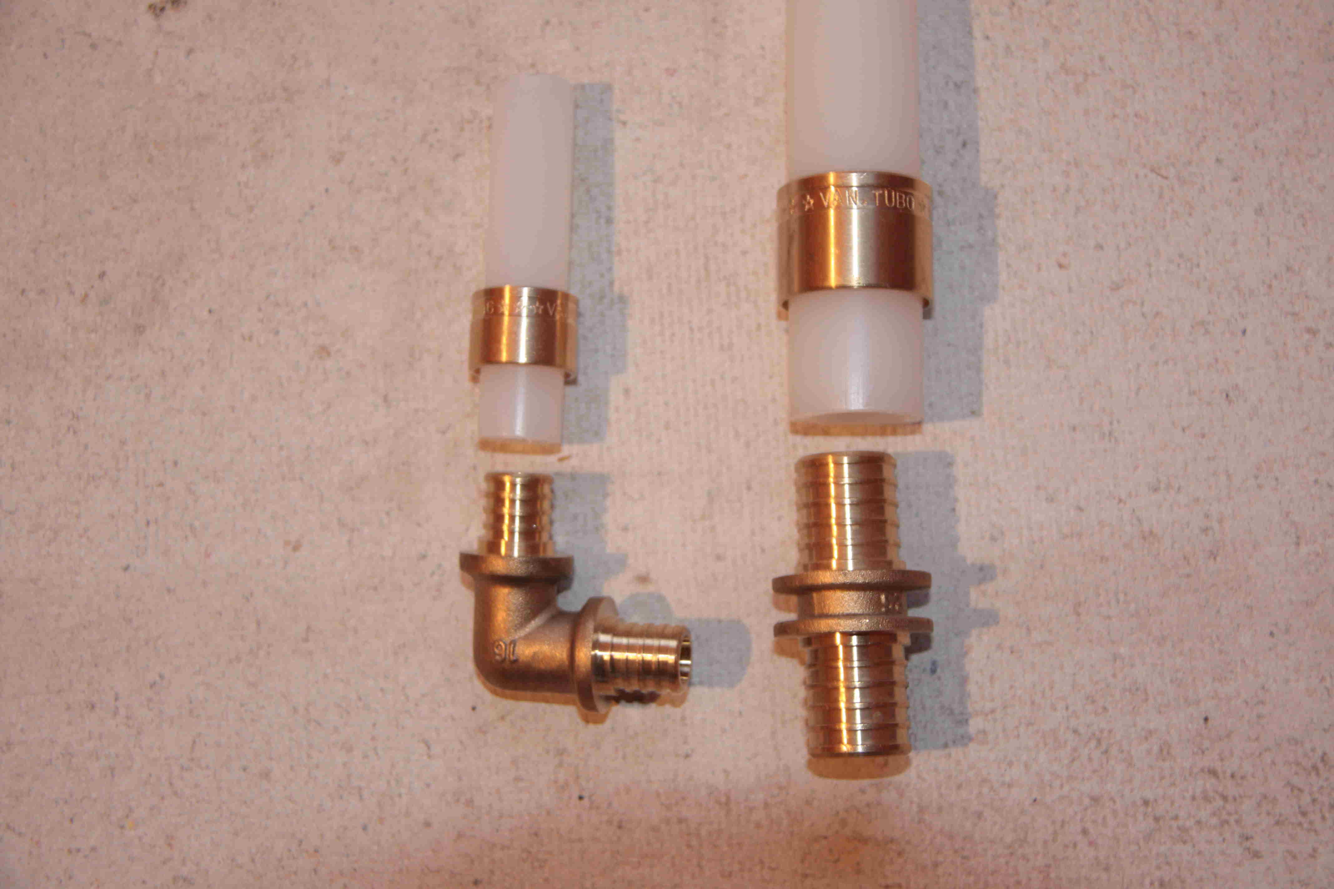 Сшитый полиэтилен 95. Обвязка радиатора отопления сшитым полиэтиленом. Разводка батарей сшитым полиэтиленом. Сшитый полиэтилен 95. Rehau трубы и фитинги.