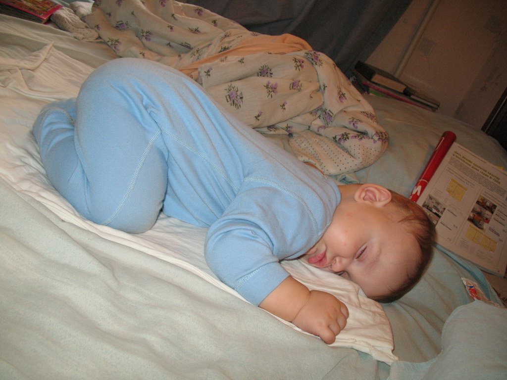 Почему малыш 6 месяцев. Спящие малыши. Спящий ребенок на животе.