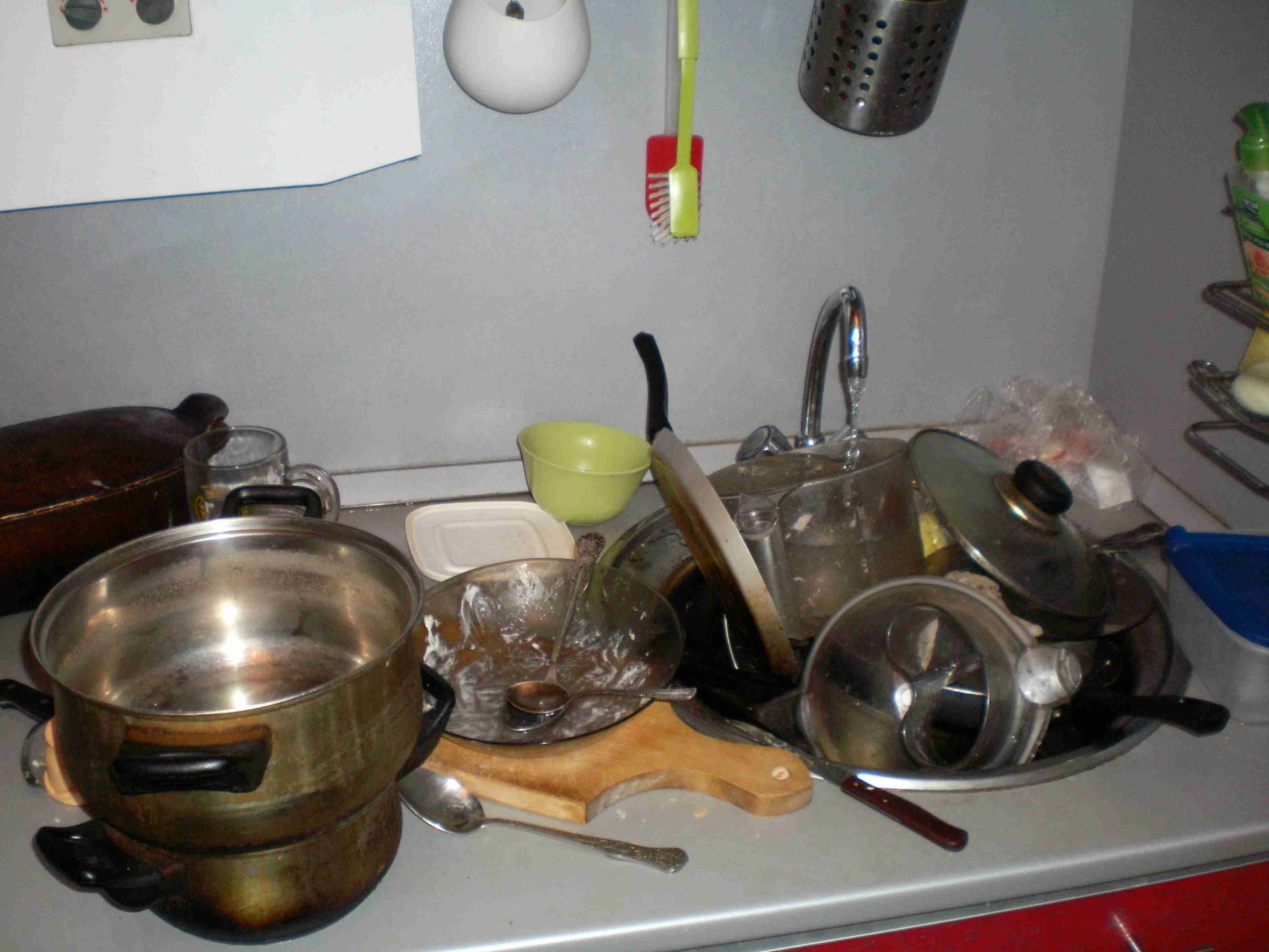 Грязная посуда примета. Помыть посуду в гостях. Чужая посуда в доме. Чужая посуда в доме примета. Посуда ночь.