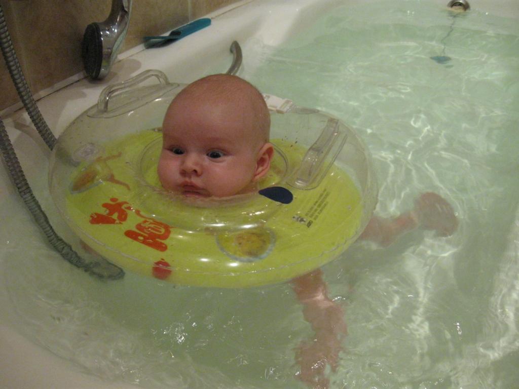 Новорожденному попала вода в ухо при купании. Заклеить круг для купания. Лопнул круг для купания. Сетка для купания малыша.