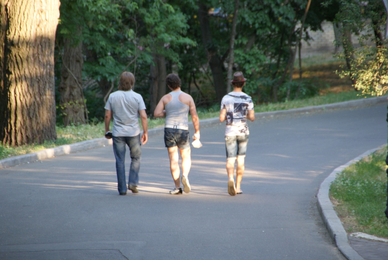 Можно ли ходить в школу в шортах. Шорты в Дагестане. Мужики в шортах на улицах города. Ходят ли в шортах в Дагестане. Шорты в Дагестане у мужчин.
