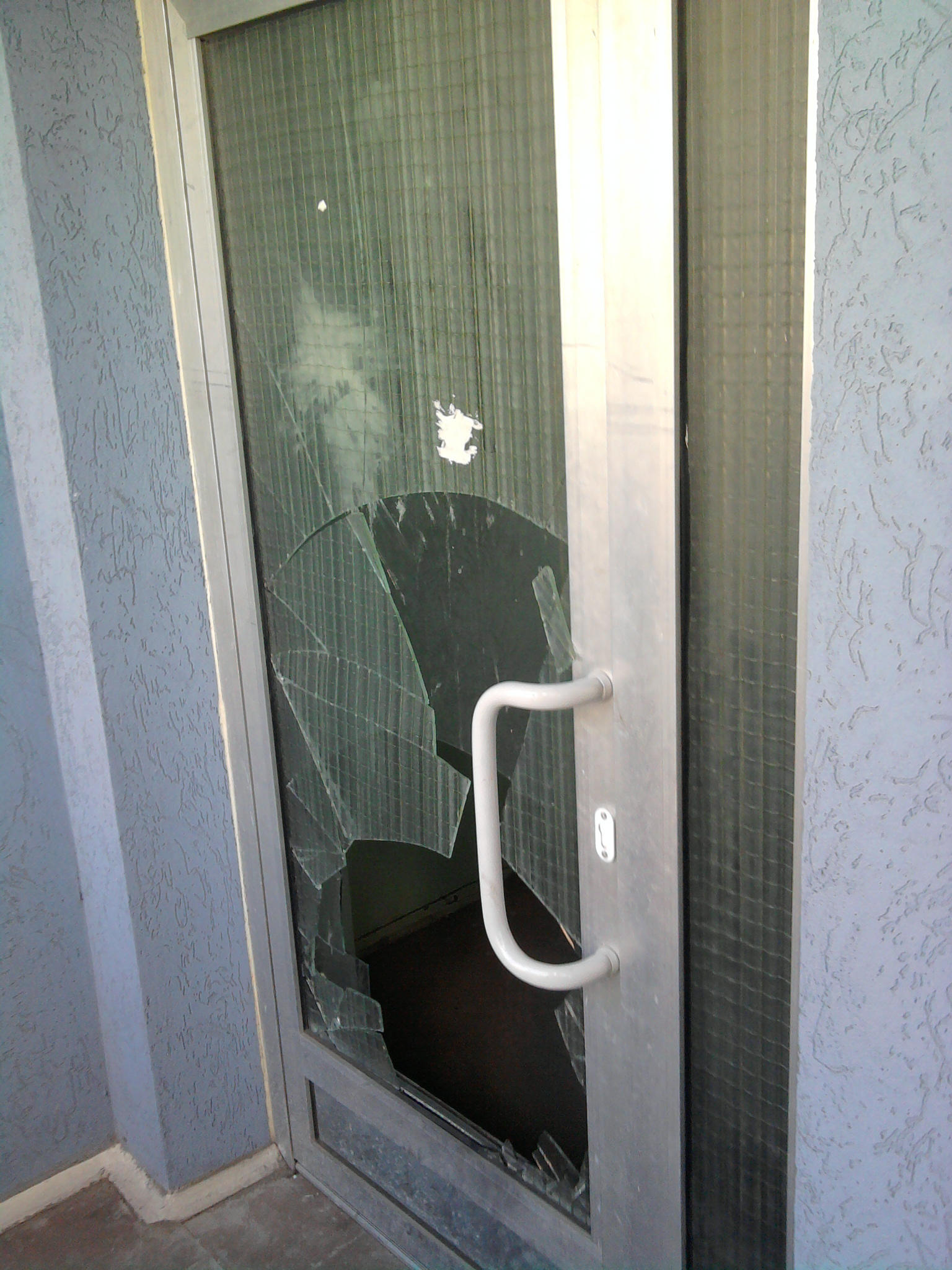 Разбили стекло на двери. Разбитое стекло в двери. Разбитая стеклянная дверь. Разбили стекло в двери. Входной двери разбилось стекло.