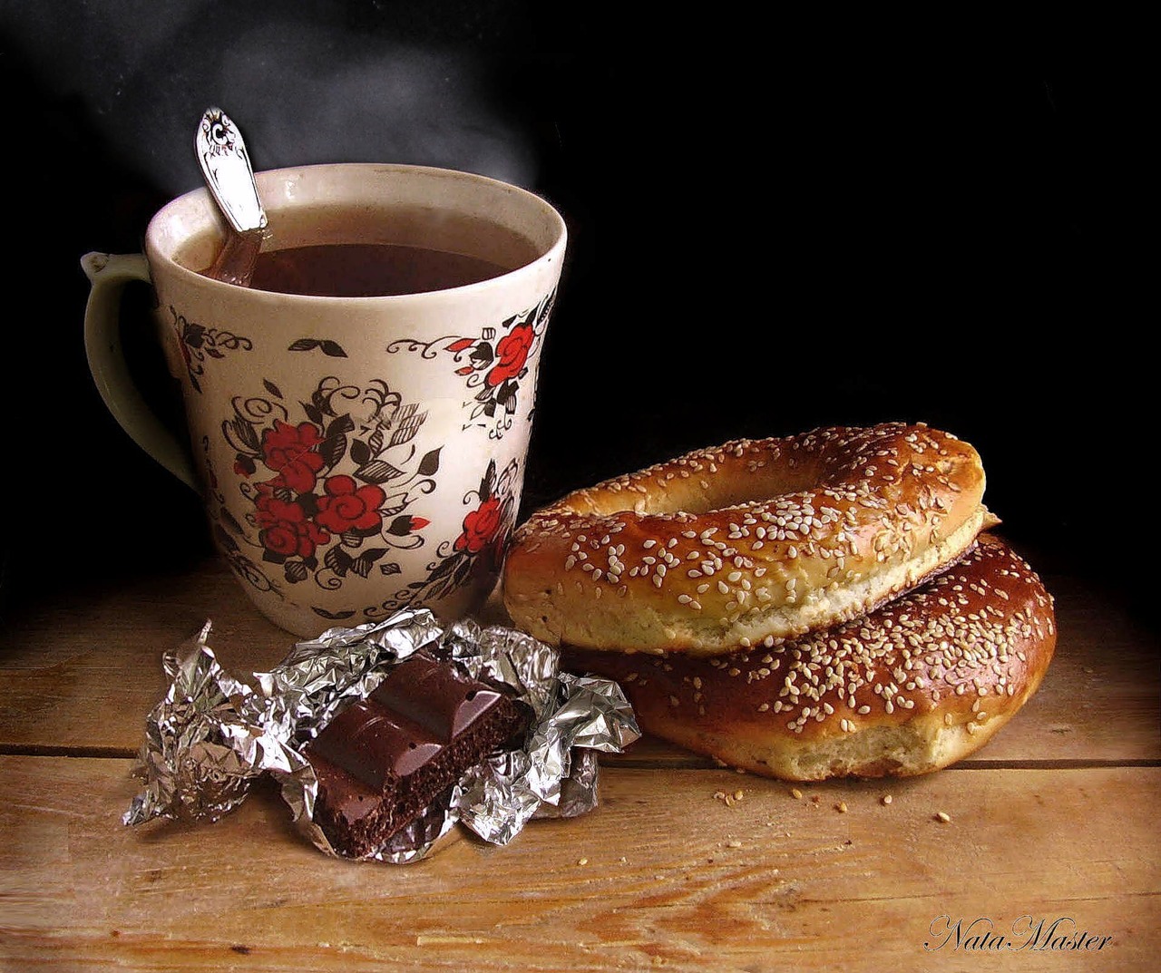 Чай с баранками пьем. Чашка чая и булочка. Чай с бубликами. Чай с баранками. Чай с бубликами и баранками.