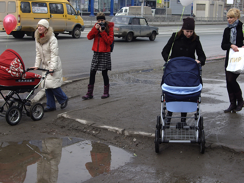 Коляска на улице. Ребенок в коляске. Фотосессия с коляской. Женщина с коляской. Дети колясками видео