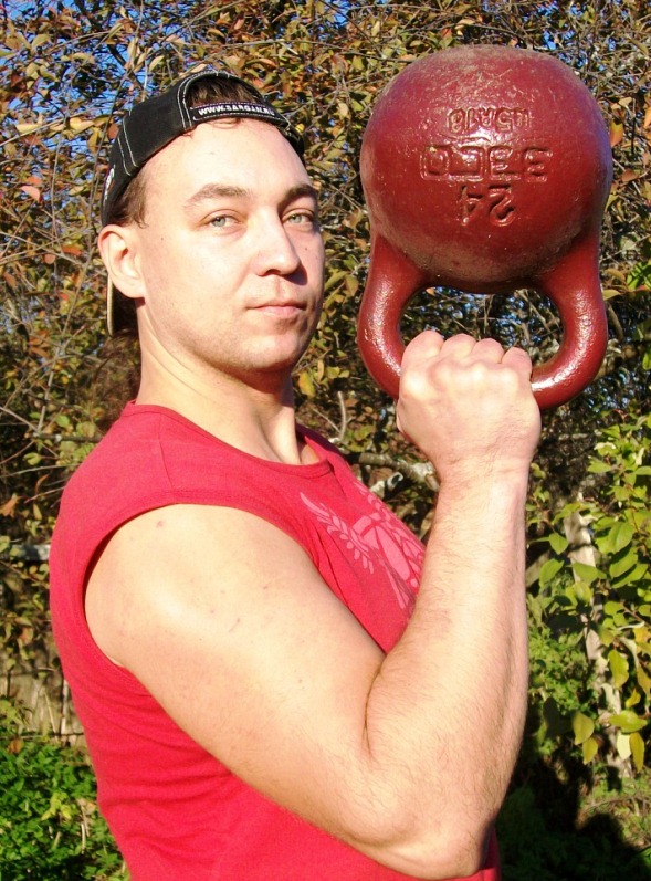Девушка с гирей 32 кг