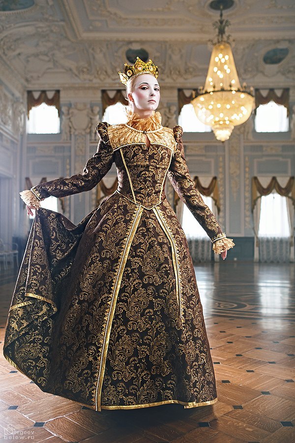 Сниму королева. Ролевой костюм Императрица. Платья для королевы праздника. Красивые платья Королев России. Костюмы трех Королев.