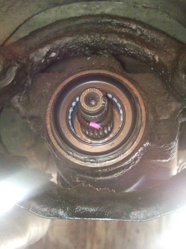 Сальник моста 2107. Сальник заднего моста нива шевроле. Как снять сальник хвостовика. Сальник хвостовика переднего моста ваз 2121. Сальник углового редуктора митсубиси аутлендер.