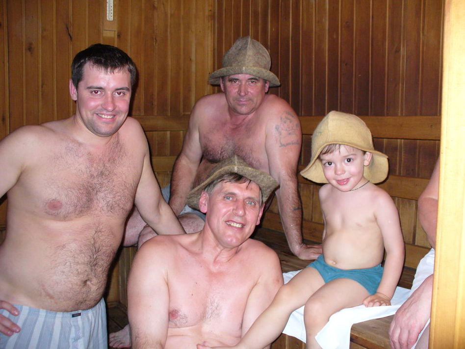 Волосатые общественная баня. Мужчины в бане. С отцом в бане. Дед в бане.