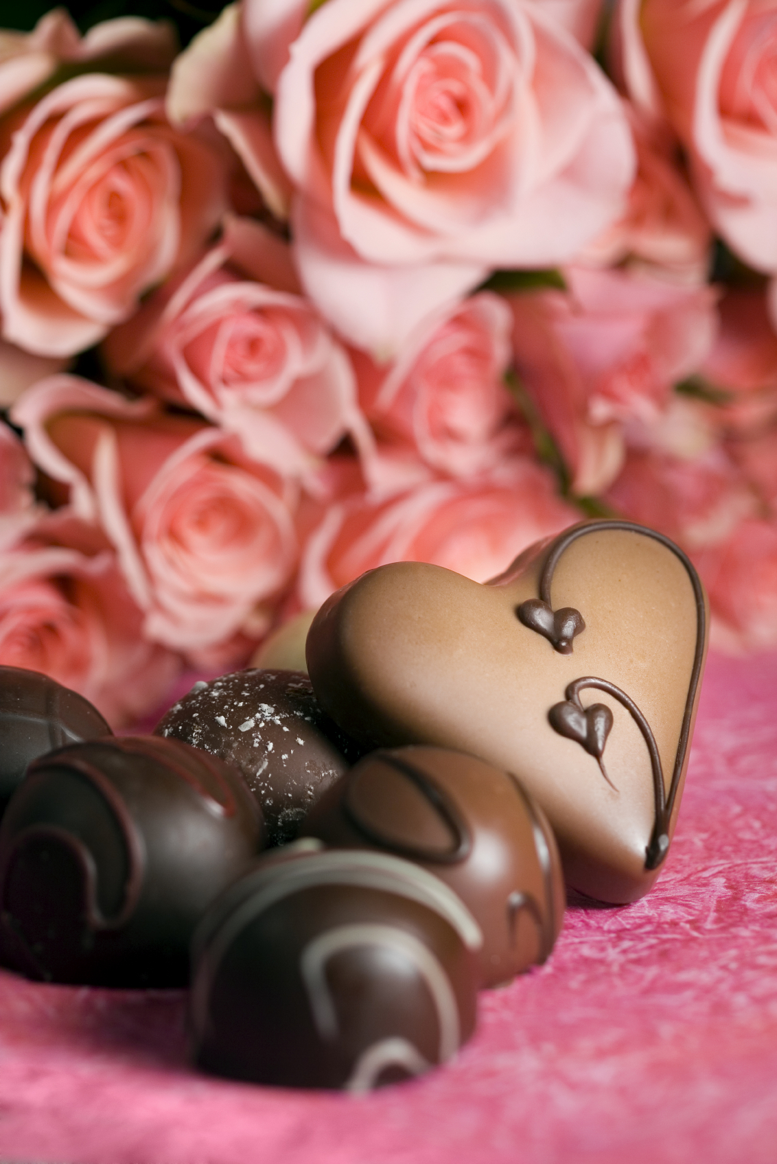 Цветы и шоколадка. Шоколадные конфеты. Красивые конфеты. Шоколадные конфеты и цветы. Шоколадные цветы.
