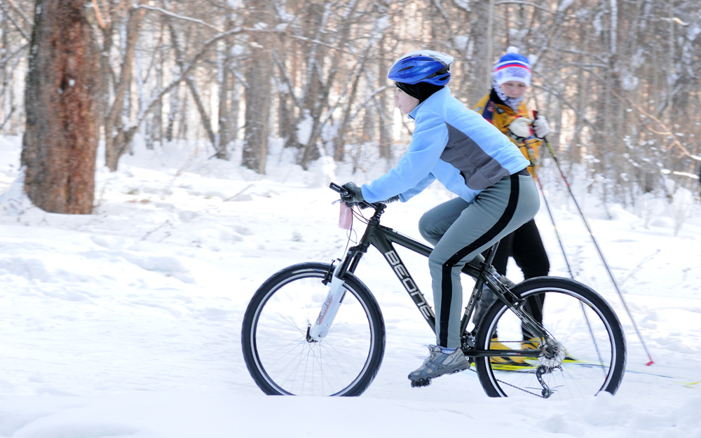 велосипедист и лыжник. велосипедист и лыжник. эмблема фигурное вождение велосипеда. велосипедист vs лыжник. колесо уральских гор велогонка.