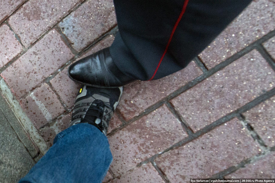 Упала не наступить на ногу. Упала не наступить на ногу. Человек споткнулся. Наступить на человека. Припухлость на щиколотке.