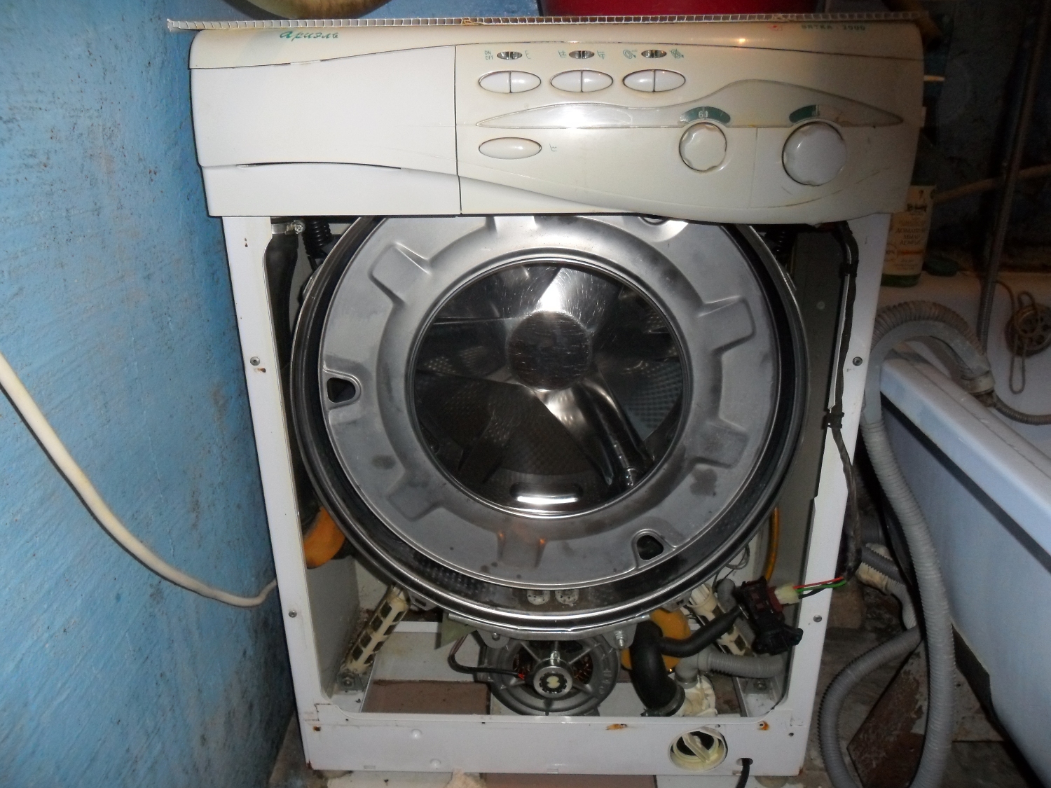 Российская сборка стиральных машин. Стиральная машина самсунг сломалась. Вятка автомат 16 стиральная машина демпфер. Стиралка Индезит внутри. Стиральная машина Вятка 2000 Ариэль.