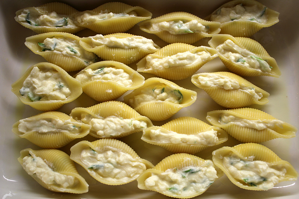 Conchiglioni rigati с рикоттой, моцареллой, чоризо и томатным соусом. Фотоотчёт.