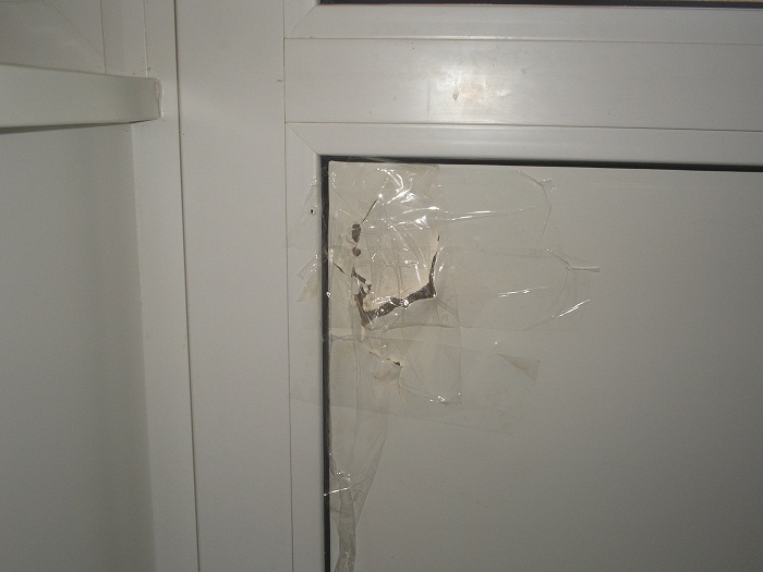 Спасатели вскрывают дверь. Ребенок заперся в квартире. Малыш сам открывает дверь. Ребенок открывает дверь. Полицейский выбивает дверь.