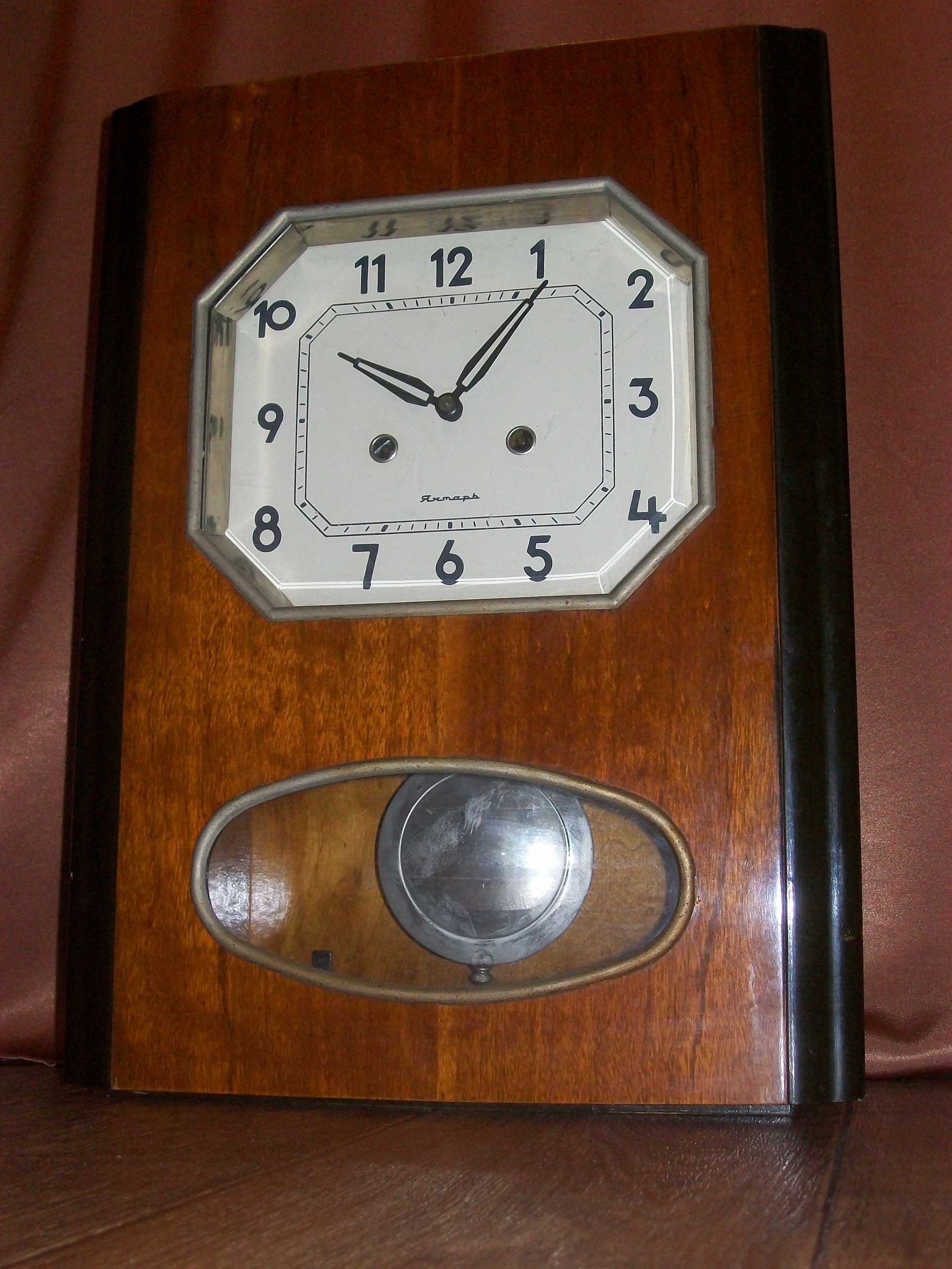 Настенные часы янтарь цена. Часы янтарь с боем 1908г. Часы янтарь с боем маятниковые 1964. Часы настенные маятниковые с боем янтарь. Маятниковые часы янтарь.