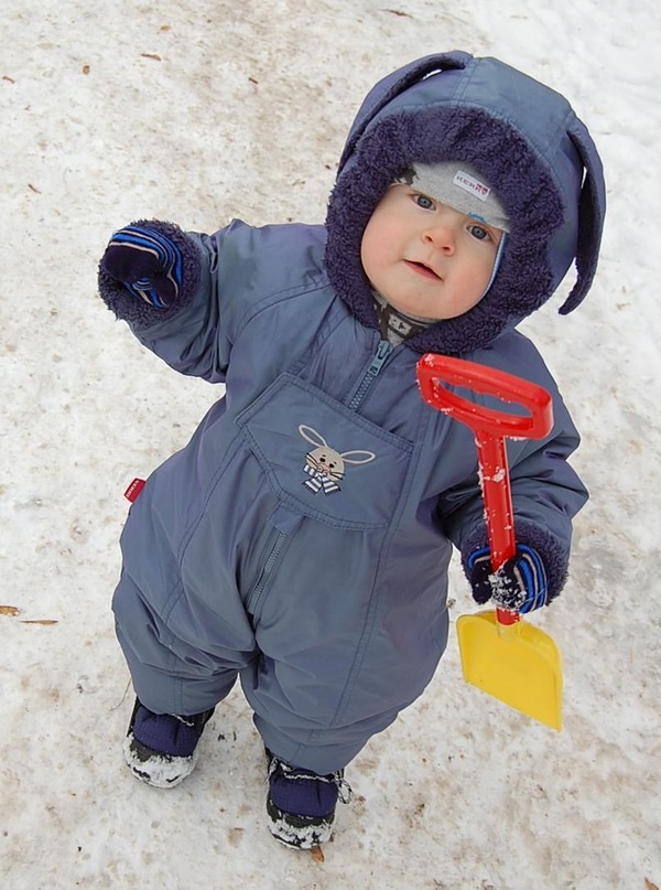 Одежда годовалого ребенка. Зимняя одежда годовалому. Зимние костюмы на ребенка 1 год. Годовалые дети в одежде зимой. Зимняя одежда для годовалого мальчика.