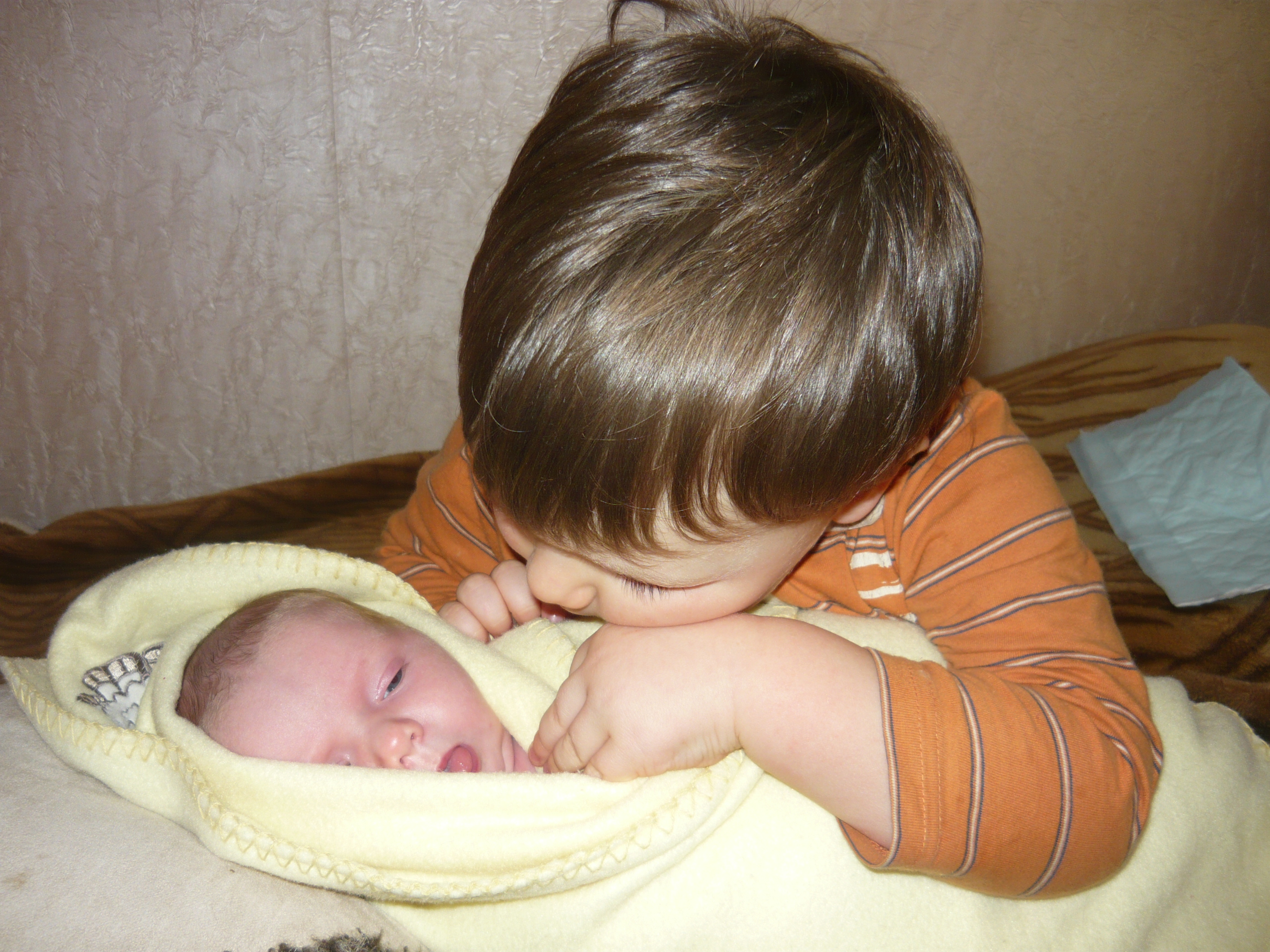 дети погодки маленькие. погодки минусы. братья погодки. детки погодки. дружные погодки.