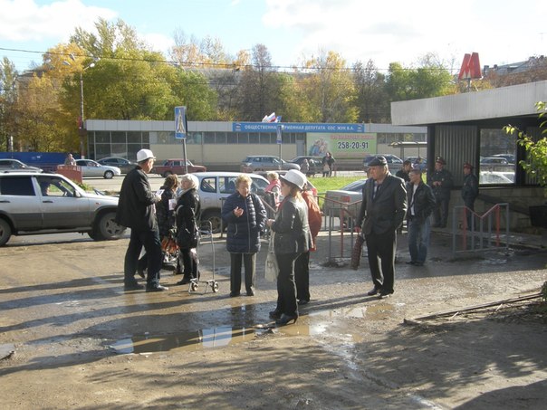 Возле метро октябрьское. Около метро Ленинский проспект фото 2003 года. Возле метро новые Черемушки стоят полиция.