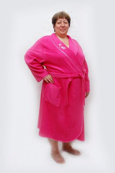 Тетка в халате. Толстый женский халат. Махровые халаты для толстых женщин. Махровые халаты для полных женщин.