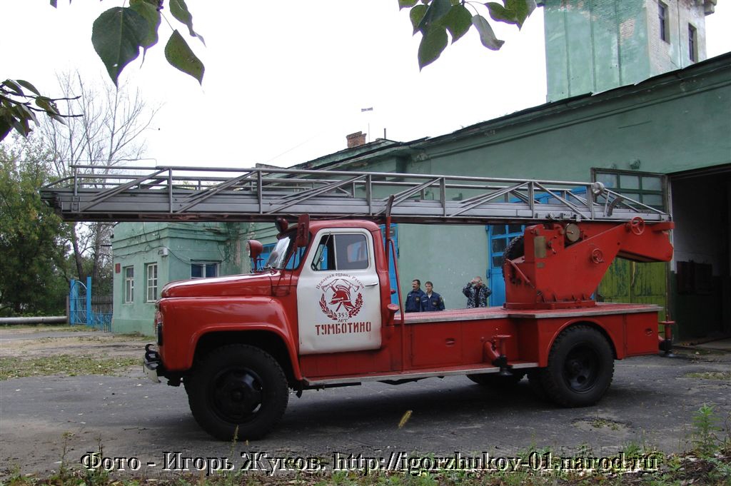 Памятник пожарному автомобилю. Автолестница пожарная ал18 ГАЗ 52. Ал-18(52) Тумботино. Пожарная автолестница ал-18 (52). ГАЗ 52 бортовой пожарный.