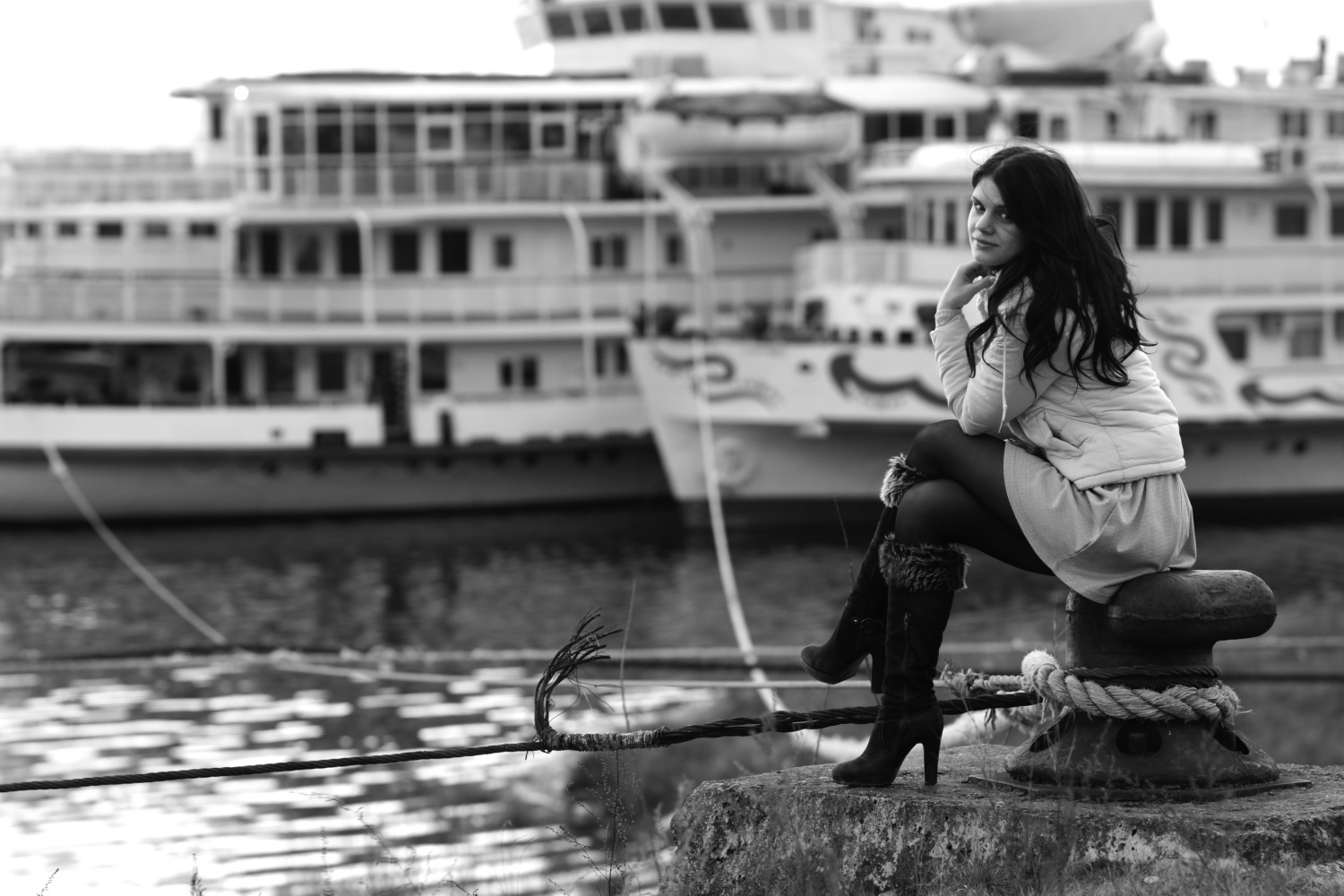 Девушка пароход. Девушка на Пристани. Женщина на причале. Фотосессия на Пристани. Девушка на пароходе.