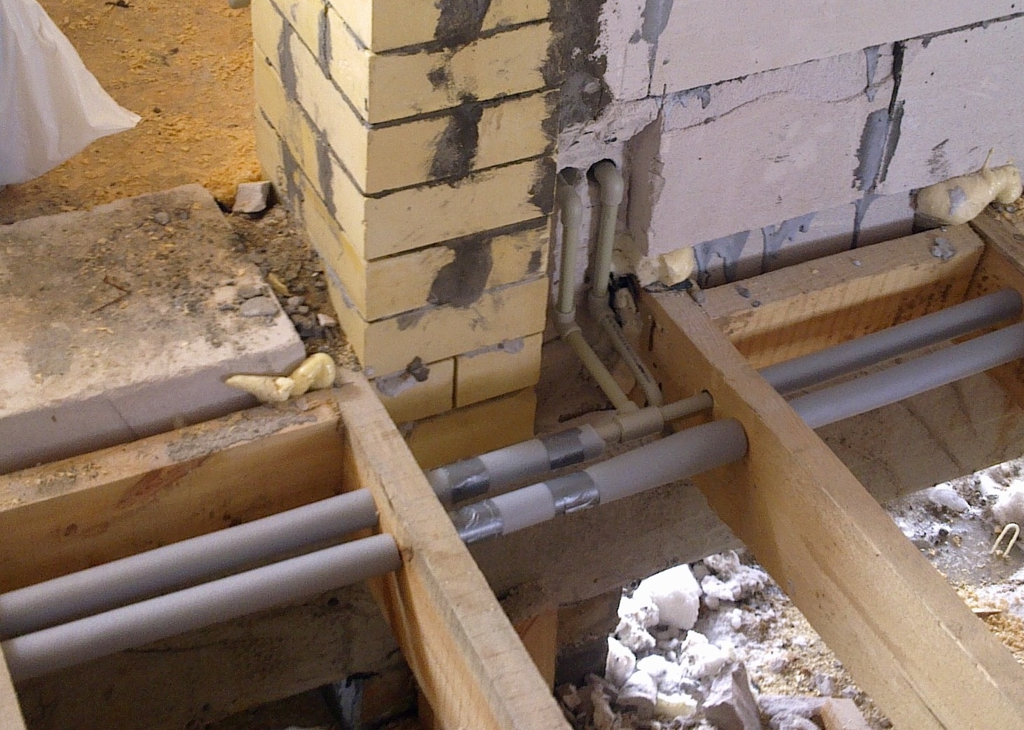 трубы под полом. прокладка труб водоснабжения под стяжку. трубы отопления в полу. пол в деревянном доме. прокладка канализационных труб.