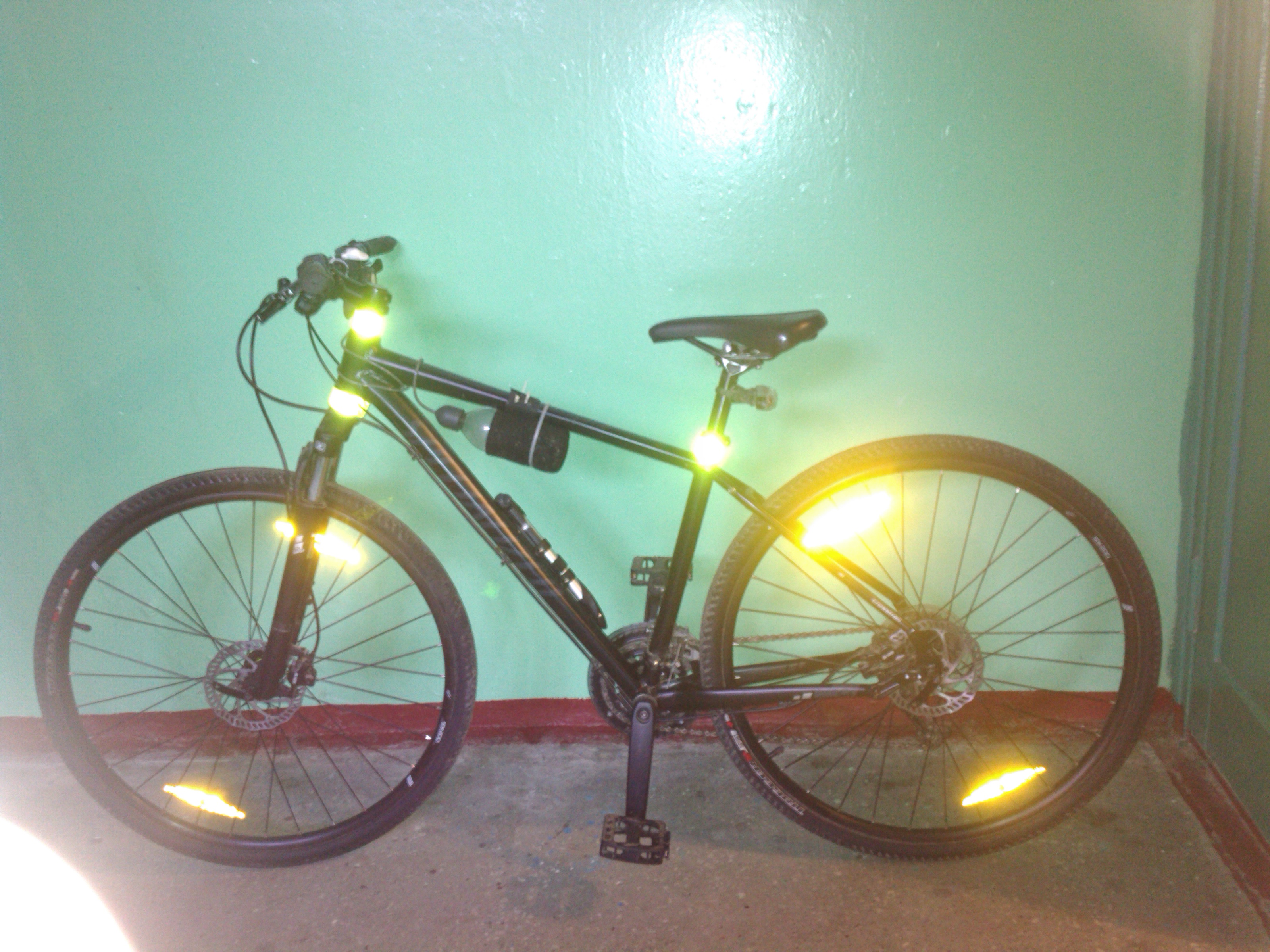 Велосипед украина хвз. Светлый визуал велосипеда. Велосипед на водороде. Электровелосипед audi e-bike. Велосипед поднят спереди.