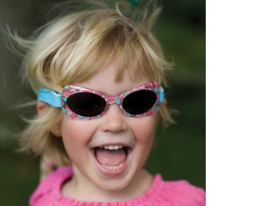 Очки реальной жизни. Маленькие девочки в очках солнцезащитных. Детские очки солнцезащитные смешные. Детские очки от солнца смешные. Ребенок в солнечных очках.