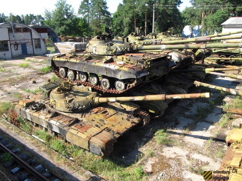 консервация танков. козулька база хранения танков. кладбище танков в харькове. кладбище военной техники. т55 бхвт.