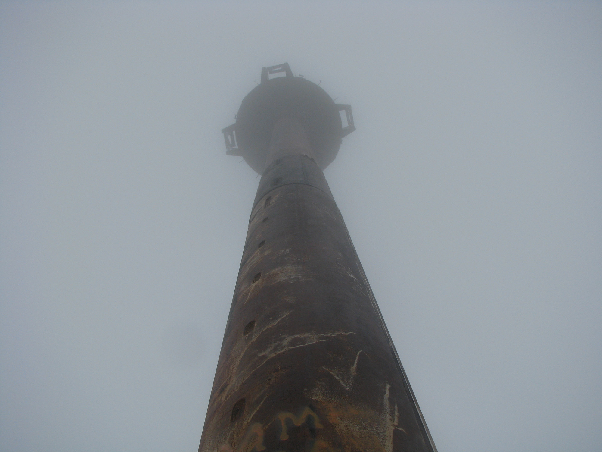 Asbestos concrete pipes for casting. труба крупный план. выхлопная труба хром freightliner. трубы фон. трубы на коричневом фоне.