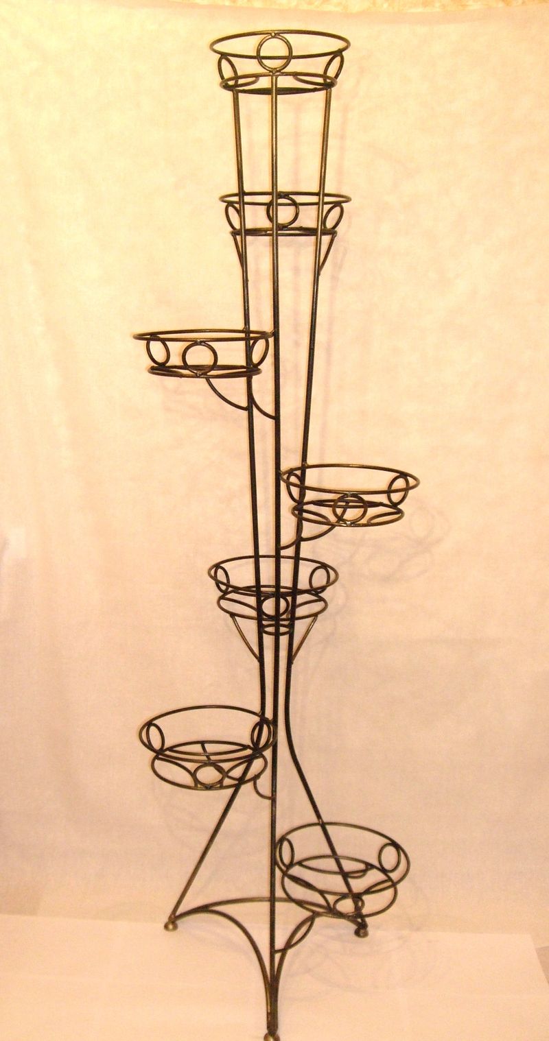 Стойка для цветов напольная металлическая. Цветочница классика (на 4 горшка). Подставка для цветов напольная металлическая. 1. М0000210.