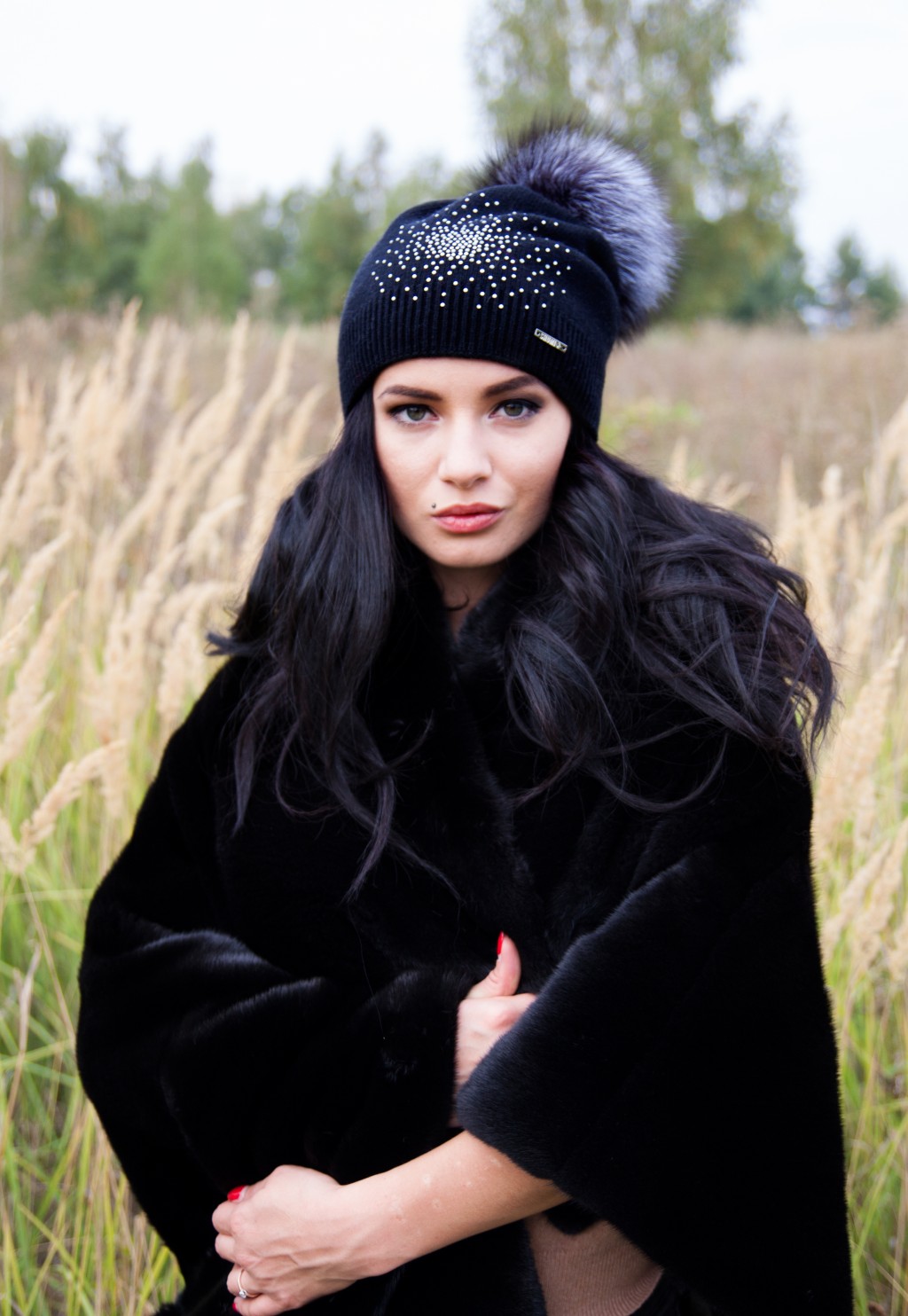 Шапка под черную шубу. Шапка парижанка с норкой. Головной убор к норковой шубе. Шапка под норковую шубу. Шапка к норковой шубе с капюшоном.