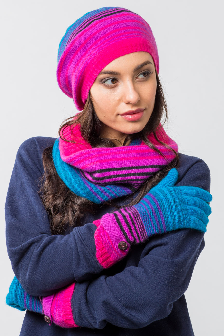 Шапка и шарф розовые. Шапка разноцветная. Шапка шарф. Яркая шапка женская. Модные яркие шапки.