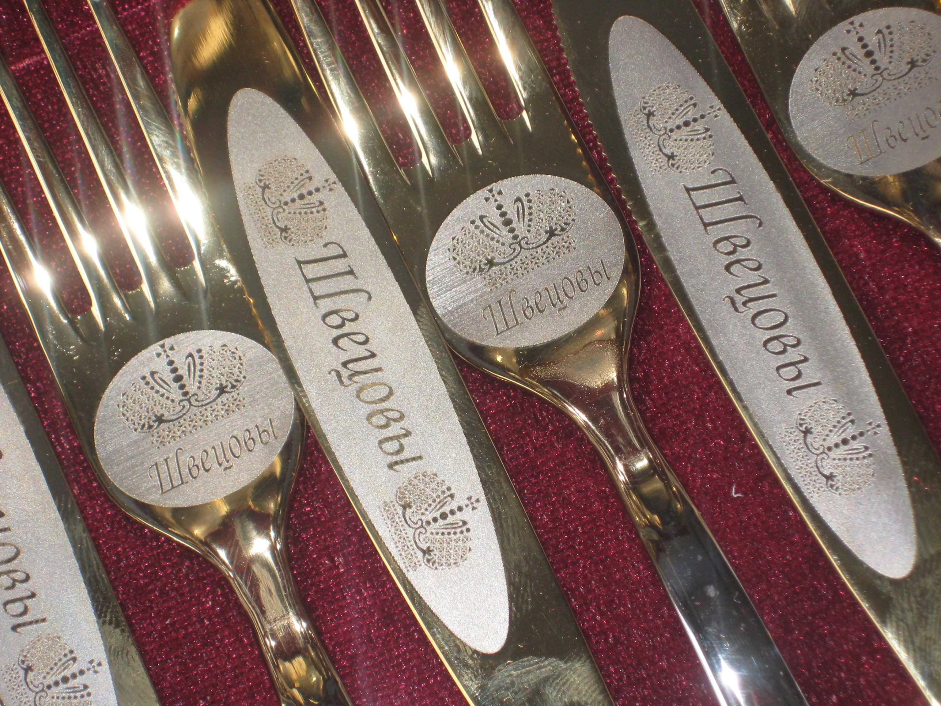 надписи гравировки на столовых приборах на свадьбу молодоженам. набор столовых приборов с гравировкой. гравировка на ложке. именные столовые приборы с гравировкой павловский завод. гравировка на столовых приборах.