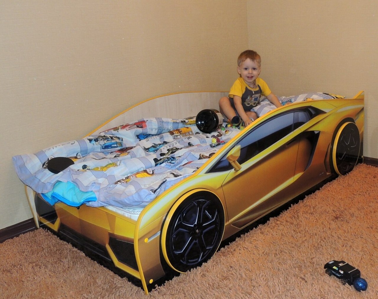кровать машина желтого цвета
